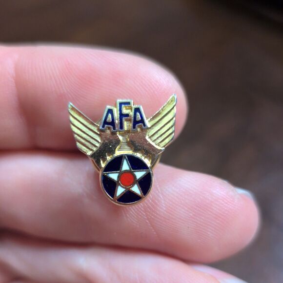 WWII U.S. AIR FORCE ASSOCIATION MEMBERSHIP LAPEL PIN “AFA” WINGS SCREW-BACK - Picture 1 of 3